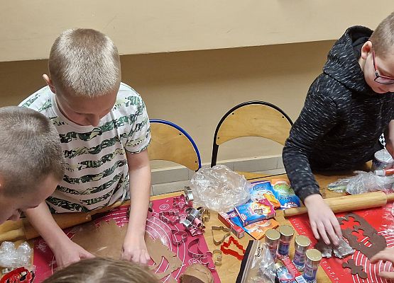 Chłopcy z klasy 5 przy produkcji pierników