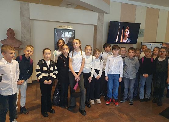 dzieci czekają na koncert