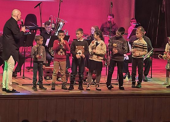 nasi uczniowie na scenie