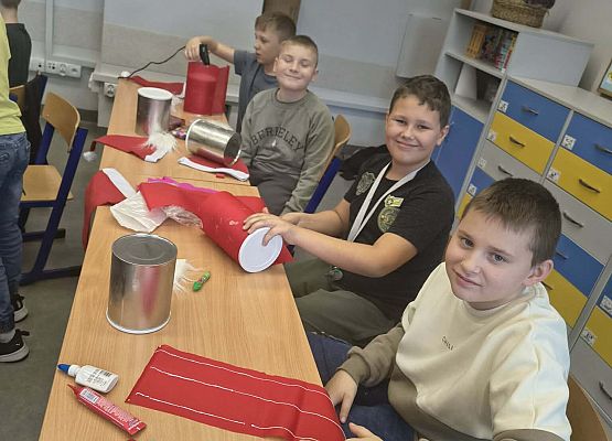 chłopcy podczas pracy na warsztatach