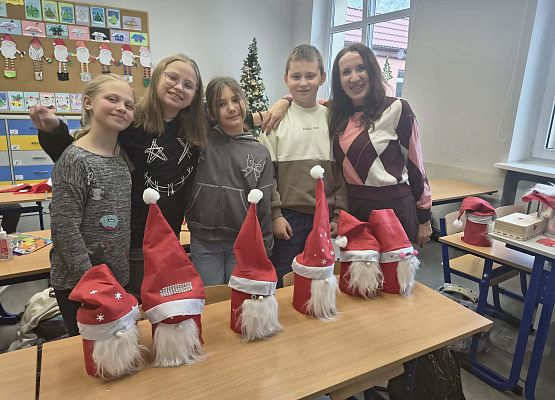 uczniowie 3b ze skrzatami