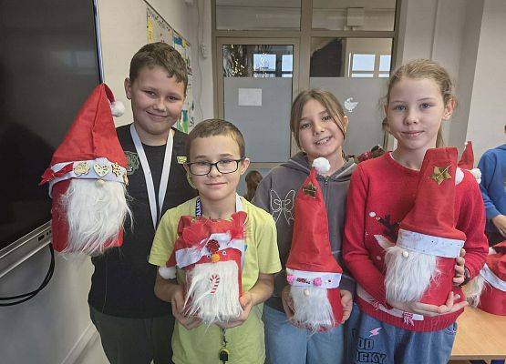 dzieci ze swoimi skrzatami