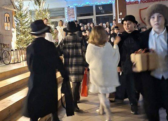 dziewczynka z zapałkami i przechodnie