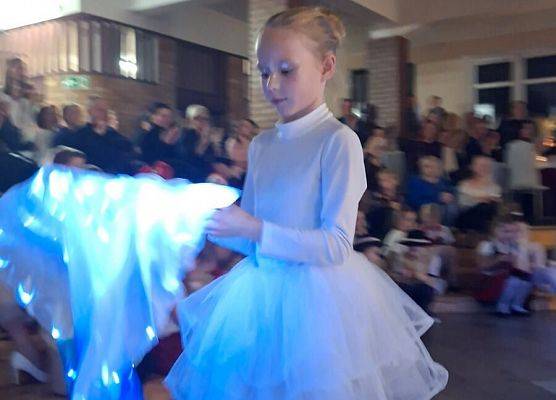 taniec z niebieskimi szarfami