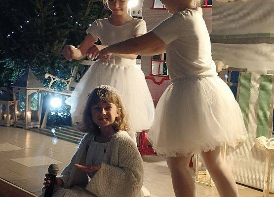 dziewczynki sypią śnieg