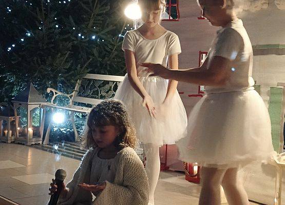 dziewczynki sypią śnieg