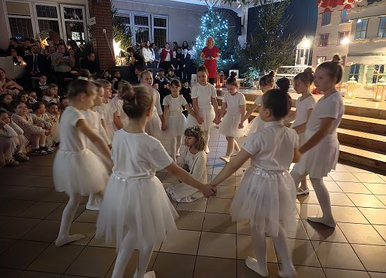 taniec dziewczynek w białych strojach