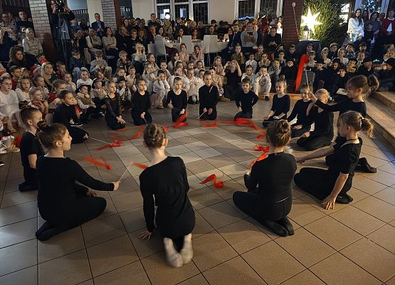 taniec dziewczynki ubrane na czarno