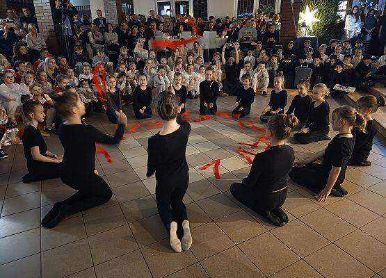 taniec dziewczynki ubrane na czarno