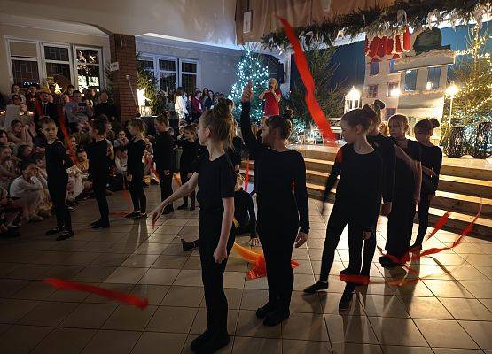 taniec dziewczynki ubrane na czarno