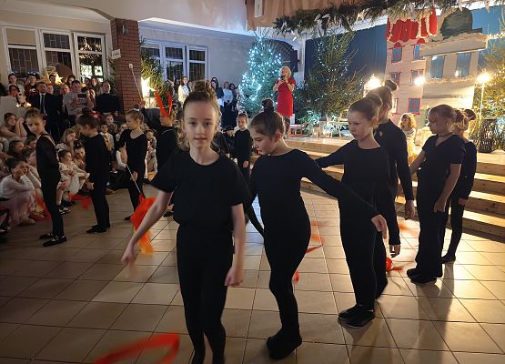 taniec dziewczynek ubranych na czarno