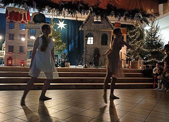 taniec dziewczynek z klasy 6