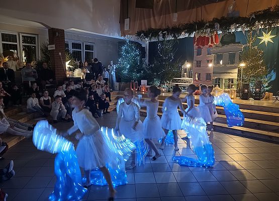 taniec z niebieskimi szarfami