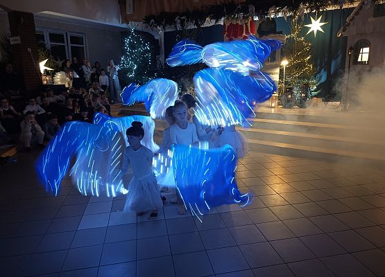 taniec z niebieskimi szarfami