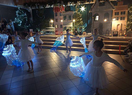 taniec z niebieskimi szarfami