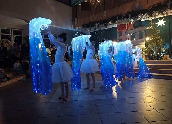 taniec z niebieskimi szarfami