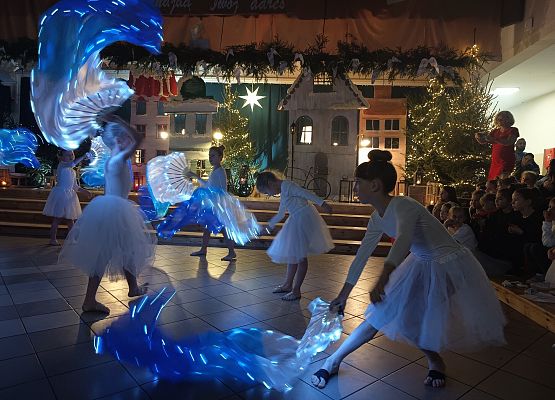 taniec z niebieskimi szarfami