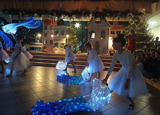 taniec z niebieskimi szarfami