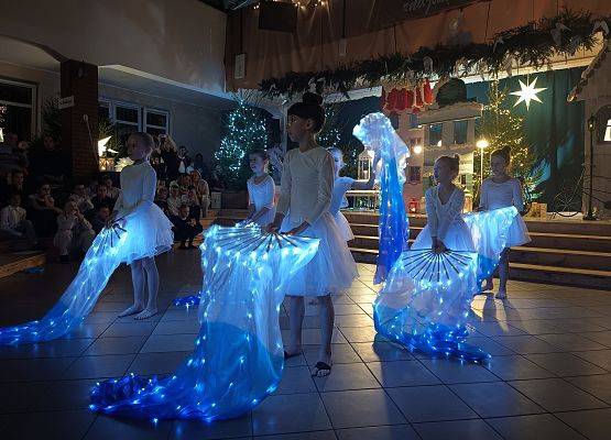 taniec z niebieskimi szarfami