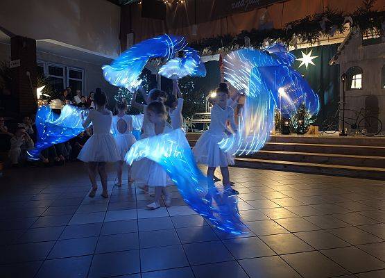 taniec z niebieskimi szarfami