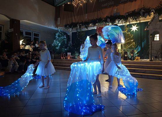 taniec z niebieskimi szarfami