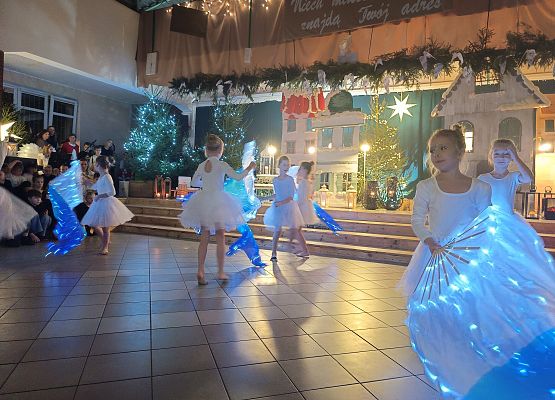 taniec z niebieskimi szarfami