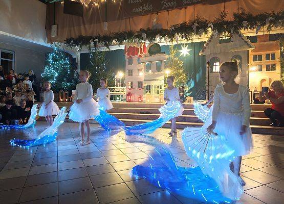 taniec z niebieskimi szarfami