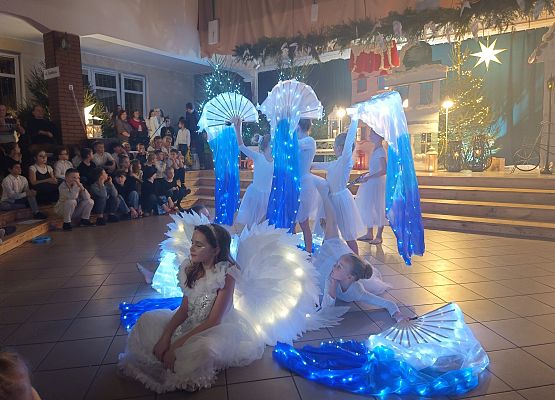 taniec z niebieskimi szarfami