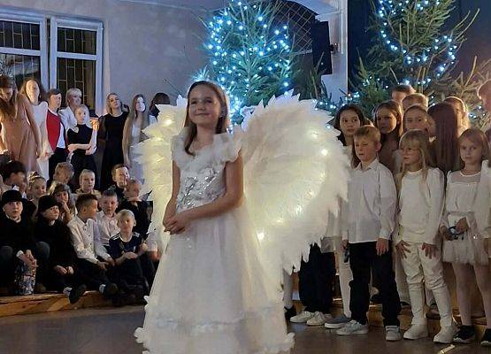 dziewczynka w przebraniu aniołka