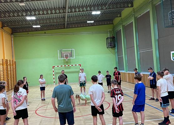 zajęcia sportowe uczniowie wykonują ćwiczenia