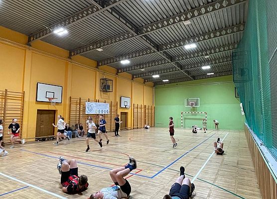 uczniowie wykonują ćwiczenia