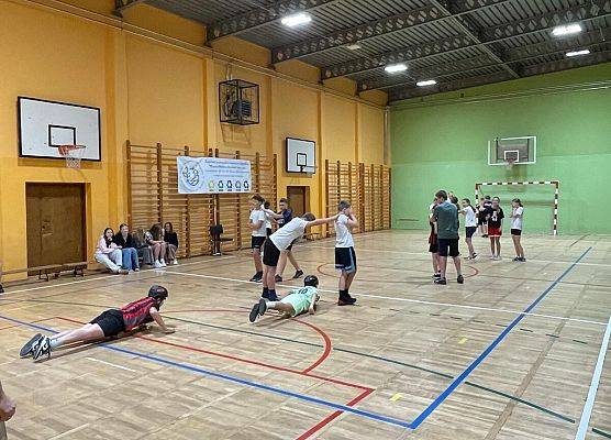 zajęcia sportowe na sali gimnastycznej