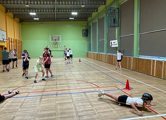 jazda na deskorolce w ramach zajęć