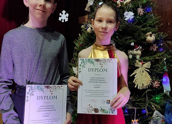 Hania i Zosia z dyplomami