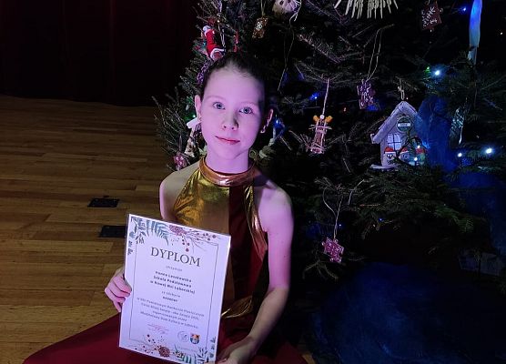 Hania ze swoją ozdobą świąteczną