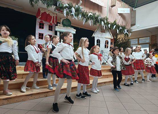 dzieci z 1 klasy podczas występu