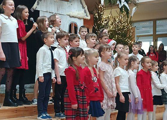 klasa 1 i 4 śpiewa piosenkę