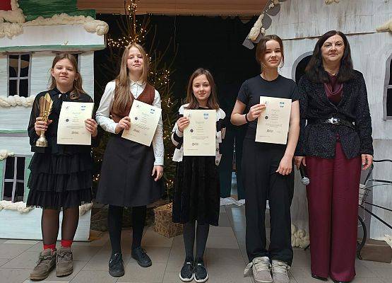 uczennice nagrodzone z Panią dyrektor