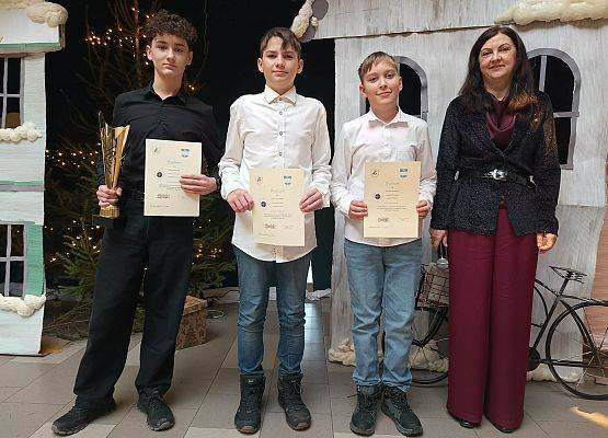 uczniowie nagrodzeni z Panią dyrektor