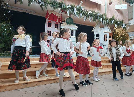 dzieci z 1 klasy podczas tańca