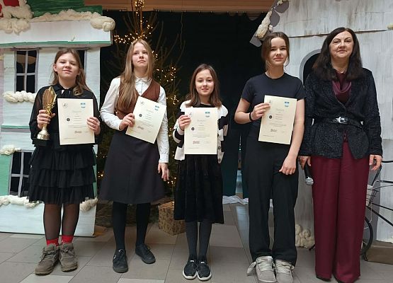 nagrodzone dziewczynki z Panią Dyrektor