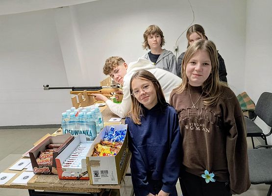 zawodnicy na strzelnicy