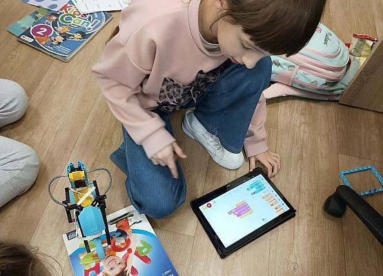 rowerzysta wjeżdża na książkę