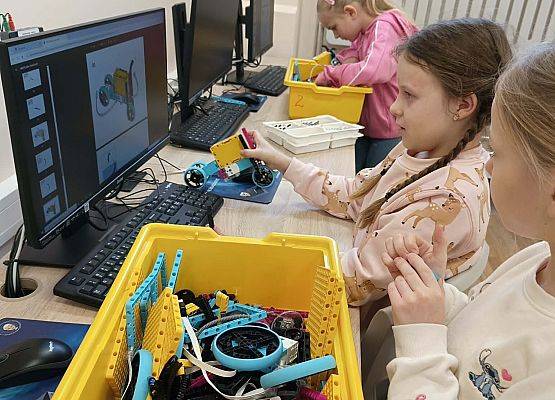 dzieci budują według instrukcji