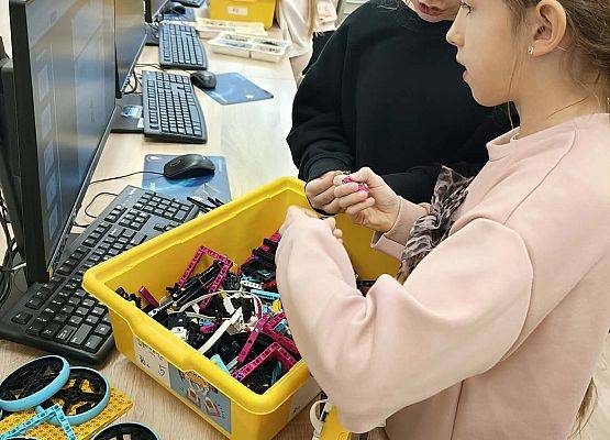 dziewczynki budują z klocków