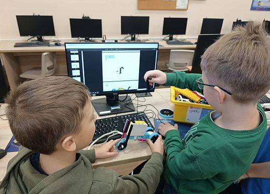 chłopcy budują z klocków lego