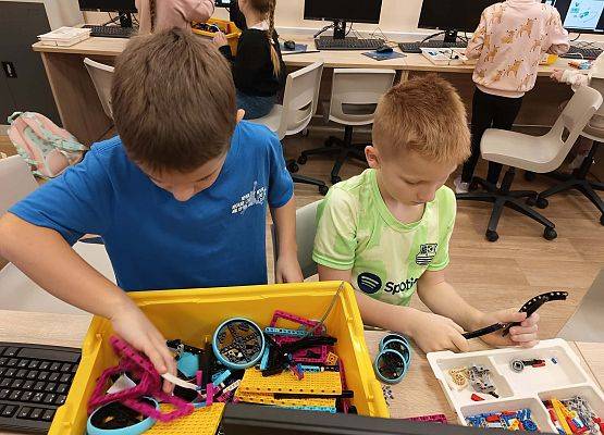 chłopcy szukają klocki