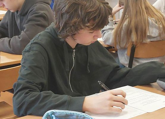 uczeń rozwiązuje zadania