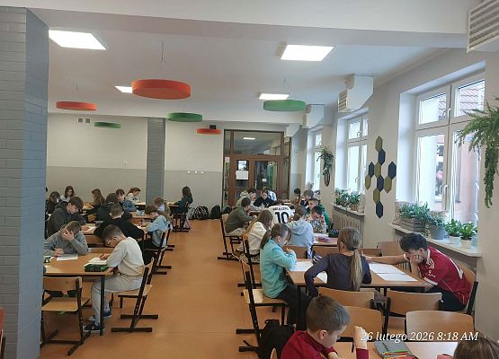 uczniowie rozwiązują zadania