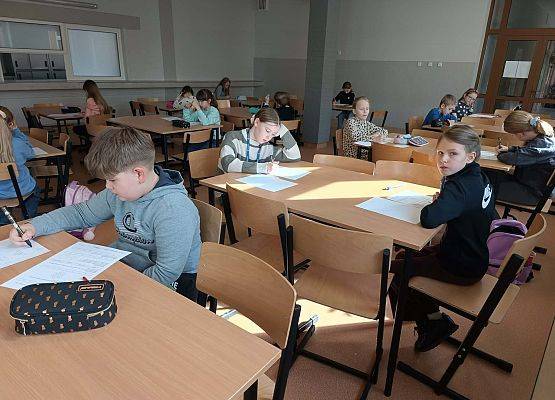 uczniowie klas 1-4 podczas konkursu